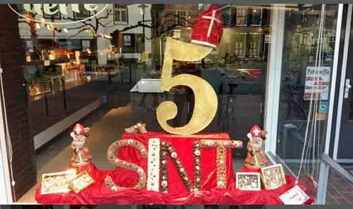 Etalage in Sinterklaassfeer