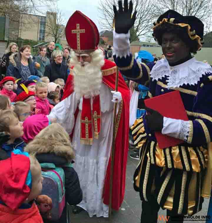 Sinterklaas en Zwarte Piet op het schoolplein