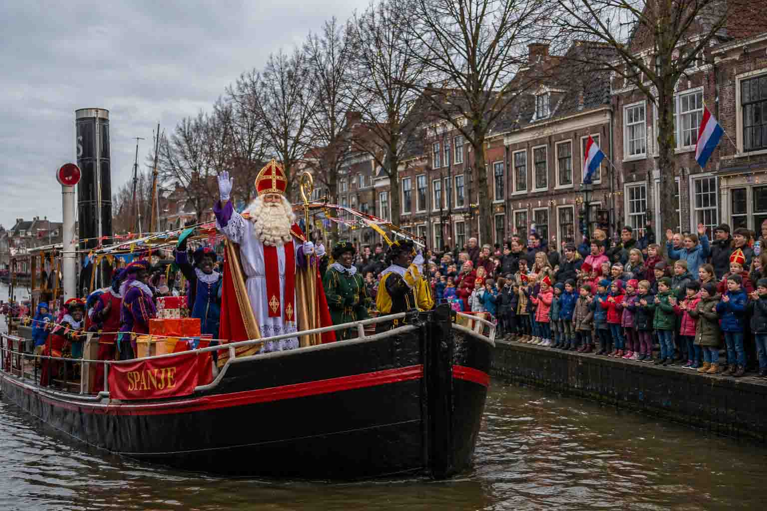 Sinterklaas komt met de stoomboot aan in Grave