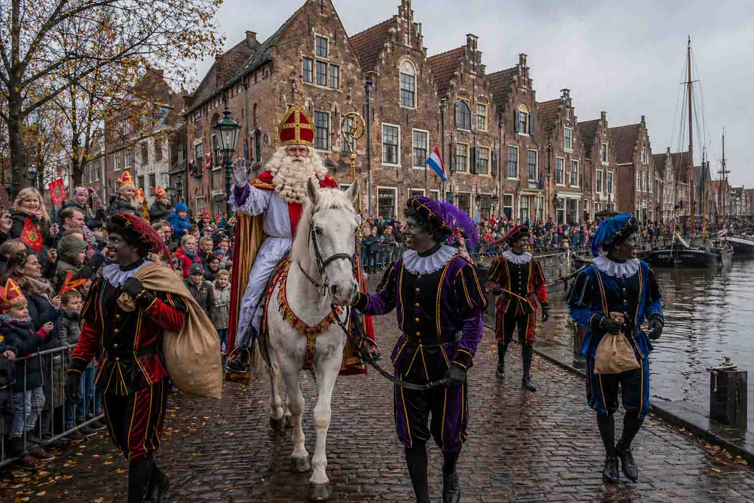 Sinterklaas en de Pieten op de Maaskade in Grave