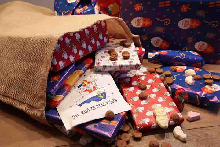 De zak van Sinterklaas gevuld met cadeautjes