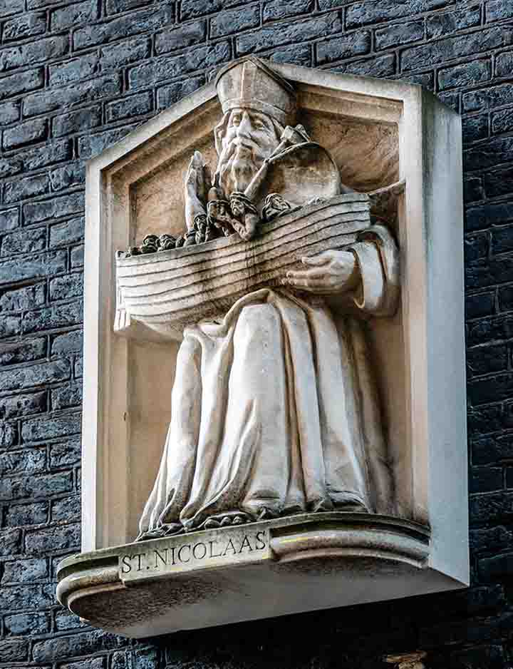 Sinterklaas afgebeeld als beschermer van zeelieden