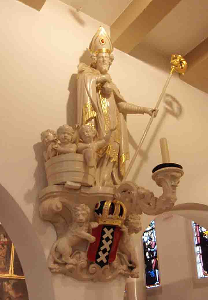 Beeld van Sint-Nicolaas in de kapel van het Begijnhof