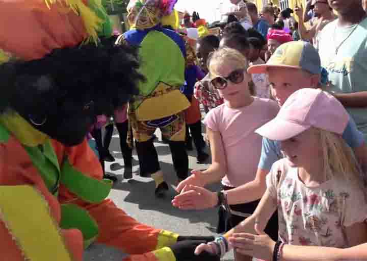 Pieten delen strooigoed uit aan kinderen