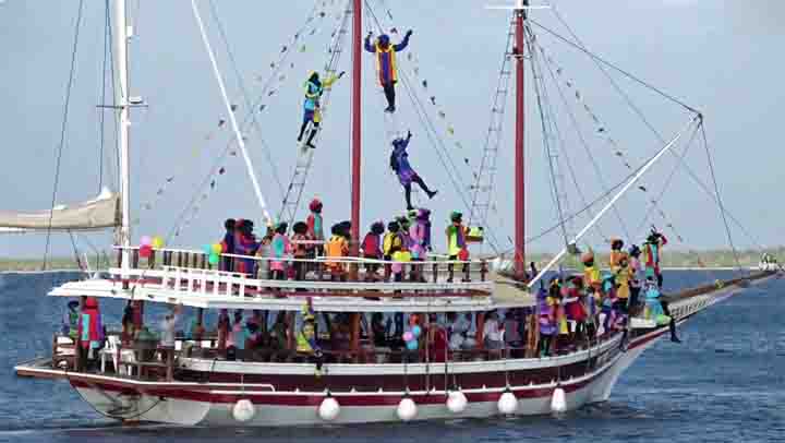 Sinterklaas komt met de zeilboot aan op Bonaire