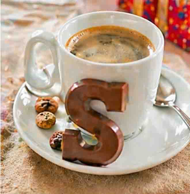 Een chcocolade letter bij de koffie is heerlijk