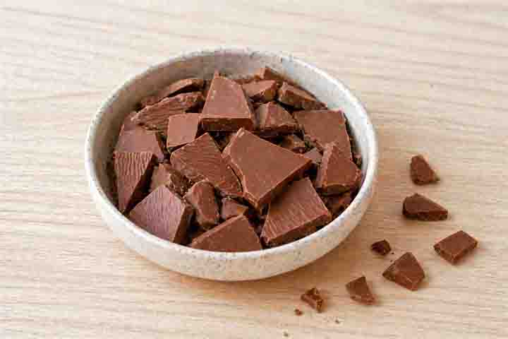 Chocoladeletter smelten voor een Sinterklaasrecept