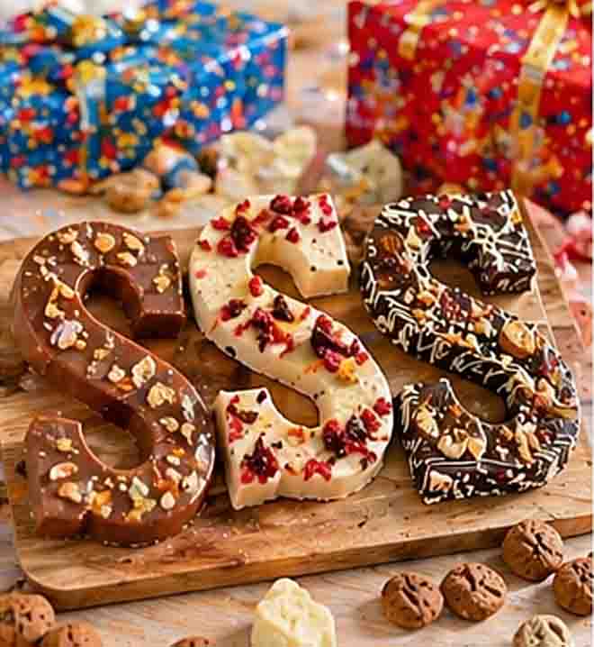 Luxe chocoladeletter als cadeau met lint en pakjes