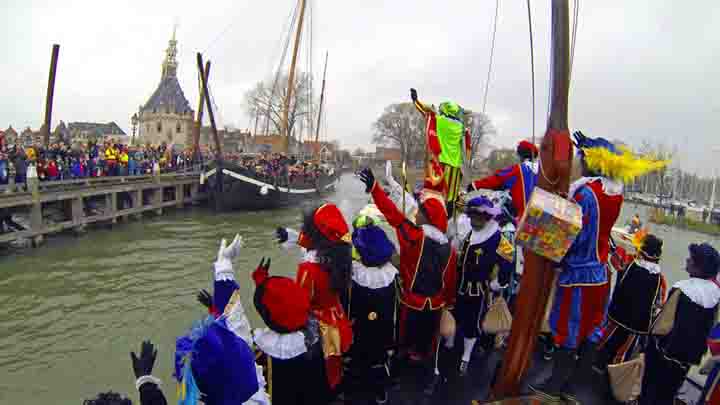 Zwarte Pieten tijdens de intocht op de Pakjesboot
