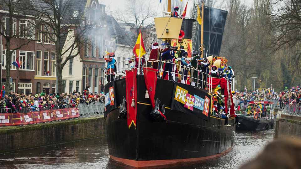 Pakjesboot 12 tijdens de landelijke intocht van Sinterklaas