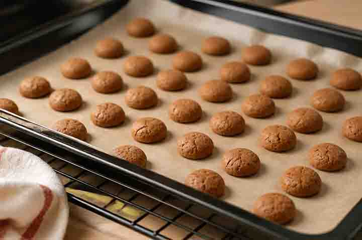 Kruidnoten op de bakplaat