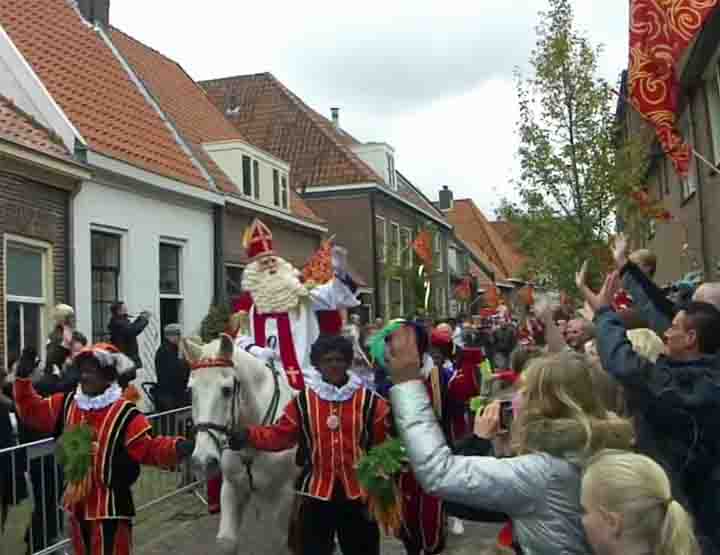 Rondgang Sinterklaas door de stad tijdens de landelijke intocht