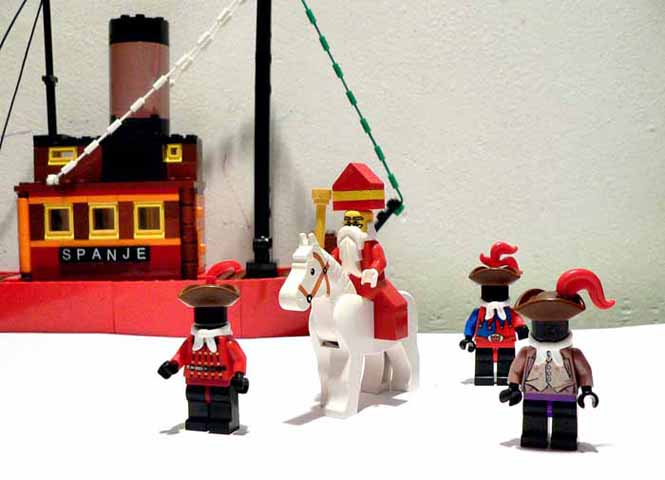 Sinterklaas op zijn paard, de Zwarte Pieten en de pakjesboot van Lego