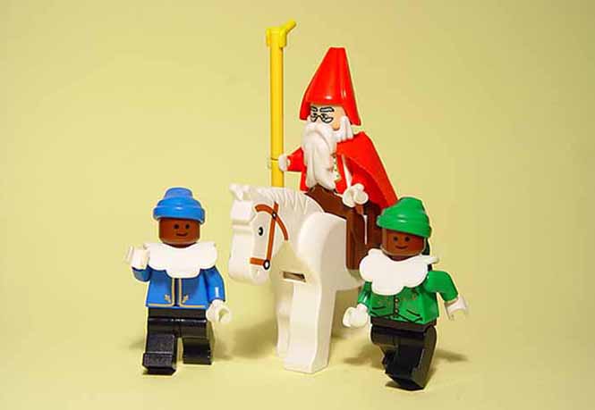 Sinterklaas op zijn paard met Zwarte Pieten van Lego