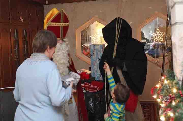 Kleeschen en Houseker op huisbezoek