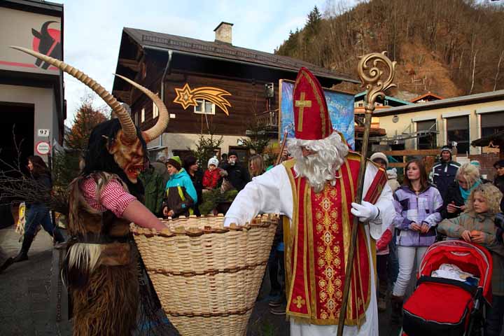 Nikolaus deelt cadeautjes uit
