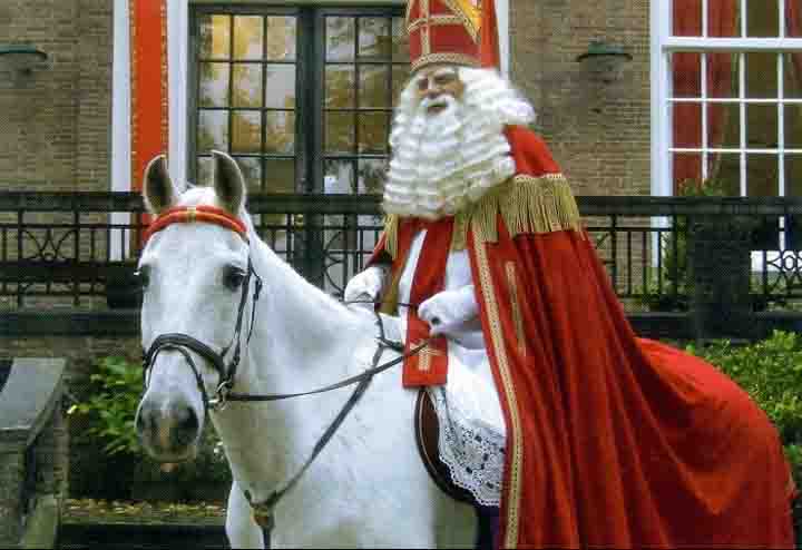 Sinterklaas op zijn trouwe viervoeter