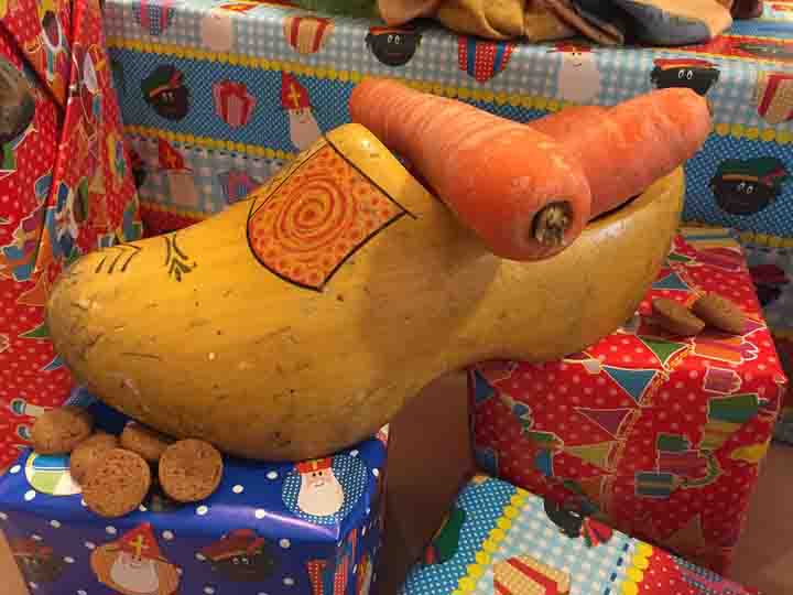 Schoen zetten voor Sinterklaas met een wortel voor het paard