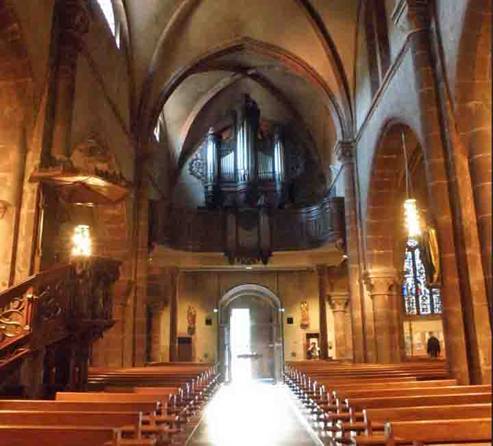 Middeleeuws kerkinterieur met booggewelven – historische sfeer van schoen zetten in de kerk