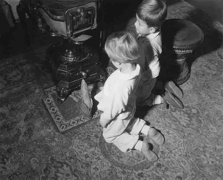 Kinderen zetten schoentjes bij de kachel voor St. Nicolaas (1956)