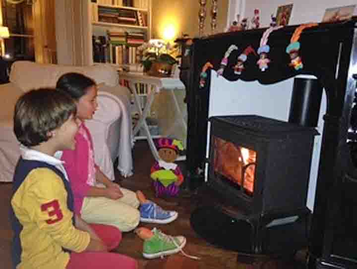 Kinderen zingen bij de kachtel tijdens het schoen zetten