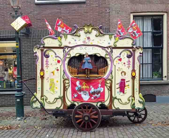 Draaiorgel versierd met Sinterklaasdecoratie