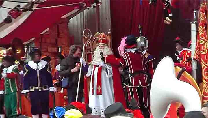 Sinterklaas en de pieten op het podium op het plein in de stad