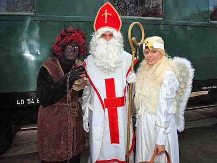 Sinterklaas in Tsjechië: Mikuláš met anděl (engel) en čert (duivel)