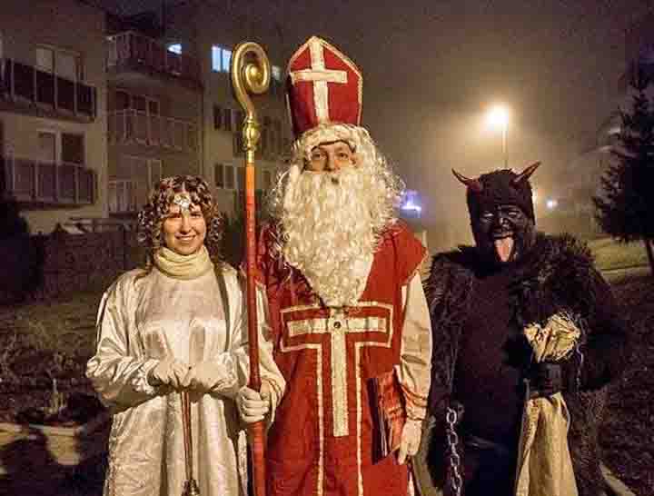 Mikuláš met anděl en čert op bezoek bij kinderen