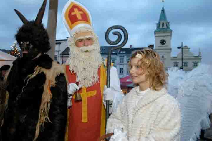 Mikuláš, de Tsjechische Sint met zijn begeleiders Čert, een duivel en Anděl, een engel 