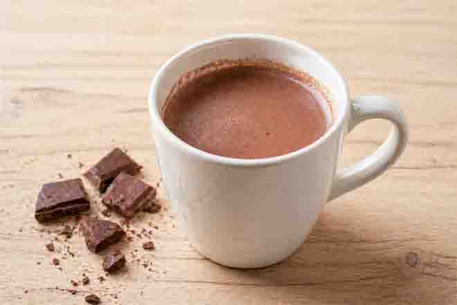 Warme chocolademelk gemaakt met chocoladeletter