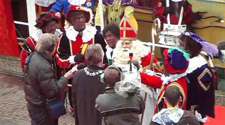 De burgemeester heet Sinterklaas welkom in zijn stad nadat de Sint voet aan wal heeft gezet