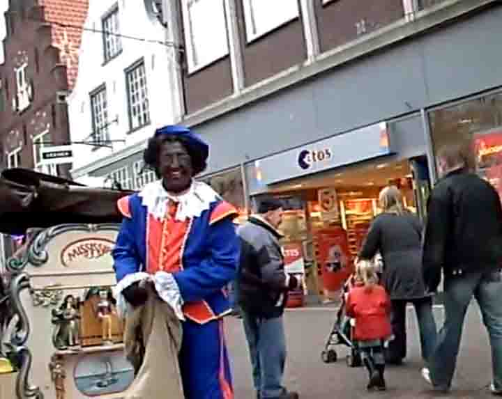 Zwarte Piet als draaiorgelspeler