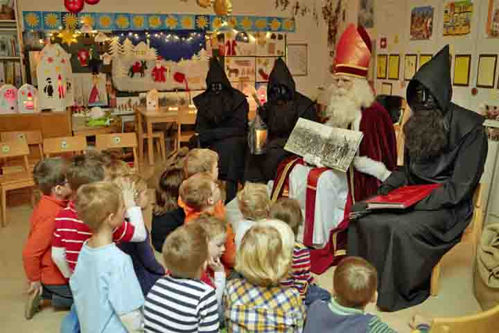 Samichlaus en Schmutzlis op school bezoek