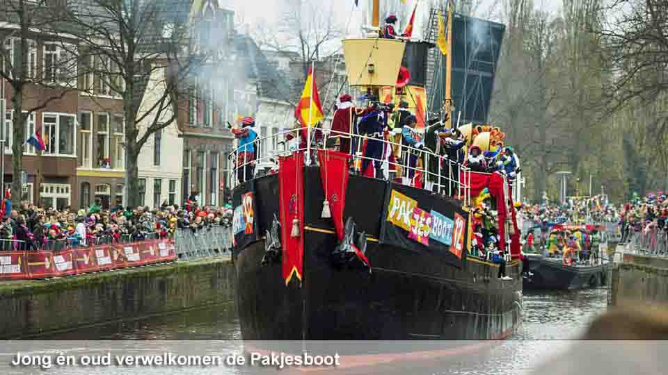 Jong en oud verwelkomen de stoomboot van Sinterklaas