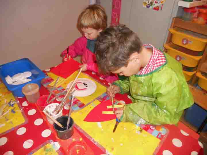 Mijter knutselen in de klas
