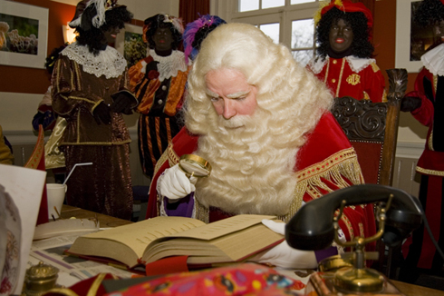 De Sint leest in het grote boek
