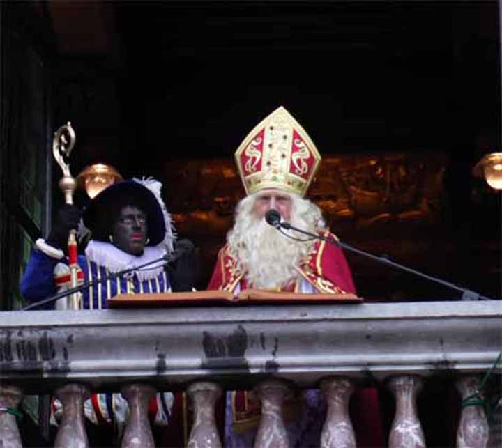 Sinterklaas en Zwarte Piet op het bordes in Antwerpen