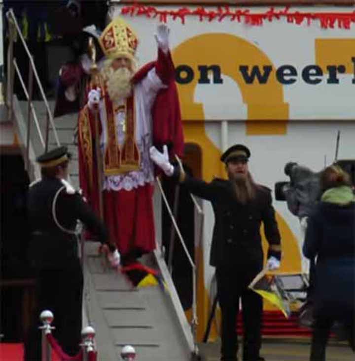 Sinterklaas stapt aan wal in Antwerpen