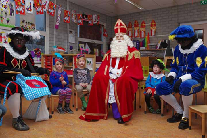 Sinterklaas op school met kinderen in de klas